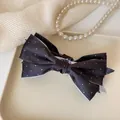 Eleganter Haarclip mit schwarzer Satin-Schleife, Polka-Dots und klarer Klammer - Schwarze gepunktete Schleife