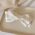 Beige Satin Bananenspange mit schwarzen Punkten und mehrlagigem Schleifendesign - Abgetöntes Weiß Polka Dot Schleife