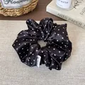 Coletero de satén negro con lunares blancos y detalle de etiqueta de estilo vintage - Lunar Negro