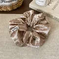 Elegante scrunchie de satén champán con lunares blancos en estilo retro francés - Champán de Lunares