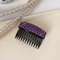 Elegante pettine per capelli nero con strass viola su un vassoio beige da esposizione - Pettine Viola