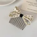 Haarkam met polkadot strik in crèmewit en zwarte stippen met zilverkleurige metalen tanden - Crèmewit Polka Dot Strik Kam