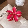 Eleganter Haarklammer mit Goldrand im Frangipani-Design in kräftigem Magenta-Harz - Rosenrot