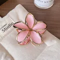 Rosa Haarklammer in Blumenform mit goldenem Rand und Acryl-Design für Damen - Dunkelrosa