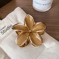 Eleganter Haarklammer mit bernsteinfarbenen Frangipani-Blüten und goldenem Metallrand - Dunkelbraun