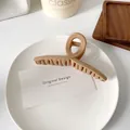 Minimalistische Haarklammer in Milchteebraun mit Glanzfinish für Damenfrisuren - Camel