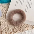 Elastico per capelli in finta pelliccia kaki scuro, morbido accessorio peluche per acconciature - Caffè Chiaro