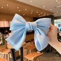 Elegante lazo grande azul claro nacarado para el pelo con acabado satinado suave - Azul Celeste