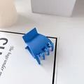 Minimalistische Haarspange in mattem Klein-Blau mit Multi-Zahn-Griff für Pferdeschwanz - Kunststoff / Dunkelblau