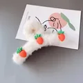 Pinza per capelli in peluche bianco crema con graziose decorazioni a carota arancione - Fermaglio Carota di Peluche