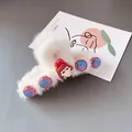Molletta per capelli in peluche bianco sporco con ragazza cartoon e ciondoli viola M - Fermaglio Ragazza M-Bean Peluche