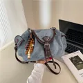 Sac seau vintage en denim avec garniture en cuir marron et pompon en perles de bois - Bleu