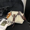 Sac seau chic en toile crème et cuir marron avec charm en perles de bois élégant - Blanc