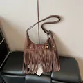 Sac seau vintage en daim marron avec franges, clous étoiles et pompon perlé - Marron
