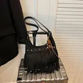 Sac seau rétro noir à franges avec rivets étoiles argentés et perles sur valise - Noir