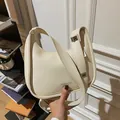 Μινιμαλιστική μπεζ τσάντα ώμου με στάμπα fashion bag και φαρδύ λουράκι. - Λευκό