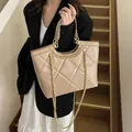Sac cabas matelassé rose poudré avec chaîne dorée et finition en similicuir - Kaki