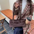 Vintage καφέ σουέτ τσάντα tote με αγκράφα ζώνης σε φθινοπωρινό στυλ δρόμου - Καφέ