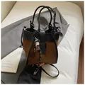 Sac seau en daim marron et cuir noir avec matelassage en losanges et charm décoratif - Café (Avec Pendentif)