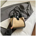 Sac seau rétro bicolore en cuir noir et daim beige surpiqué avec poignée supérieure - Kaki (Sans Pendentif)