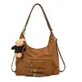 Bolso tote de ante marrón con correas ajustables y un colgante decorativo de osito - Con Colgante / Marrón