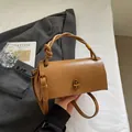 Braune Leder-Umhängetasche im Retro-Stil mit Knotengriff und goldenem Schloss - Standardausführung / Braun