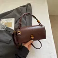 Dunkelbraune Retro-Handtasche aus Öl-Wachs-Leder mit verstellbarem Schultergurt - Standardausführung / Braun