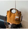Sac cabas vintage en daim marron avec anses en cuir et mini pendentif de sac - Marron