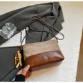 Sac bandoulière matelassé en daim kaki et cuir marron avec pompon en perles - Style Avec Pendentif En Perles De Bois / Kaki