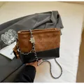 Sac bandoulière matelassé en daim marron et cuir noir avec pompon en perles bois - Style Avec Pendentif En Perles De Bois / Marron