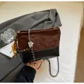 Sac seau matelassé en daim marron et cuir noir avec bandoulière chaîne chic - Style Avec Pendentif En Perles De Bois / Café