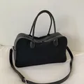 Bolso bowling negro de ante y cuero con herrajes plateados y correa de hombro ajustable - Negro