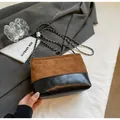 Sac bandoulière matelassé en daim marron et cuir noir avec bandoulière en chaîne - Style sans Charme / Marron