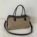 Bolso Boston minimalista en color caqui y negro con bandolera ajustable y asas - Caqui