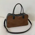 Bolso tote minimalista en marrón y negro con asas dobles y correa de hombro - Marrón