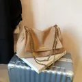 Ανοιχτή καφέ σουέτ τσάντα ώμου με χρυσή αλυσίδα πάνω σε ασημένια βαλίτσα - Χακί