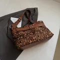 Τσάντα tote με λεοπάρ τύπωμα, δερμάτινο λουράκι και ασημένια αγκράφα λεπτομέρεια - Λεοπάρ μοτίβο