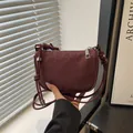 Sac bandoulière demi-lune bordeaux chic avec texture mate et bandoulière à cordon de serrage - Rouge
