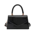 Bolso bandolera minimalista en charol negro con solapa y detalles dorados - Negro