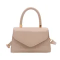 Bolso bandolera de piel charol beige en forma de trapecio con detalles dorados finos - Caqui