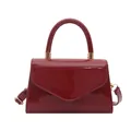 Minibolso bandolera de charol rojo con solapa en V y herrajes dorados - Rojo