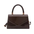 Sac bandoulière chic en cuir verni marron foncé avec rabat géométrique et dorures - Marron