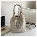 Detail der wasserfesten Canvas-Lunchtasche mit Kordelzug und süßem Bärenmotiv - Khaki