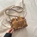 Bolso tipo cubo de gamuza marrón con asa trenzada y cierre de cordón ajustable - Marrón