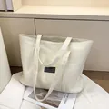 Große beige Leinentasche mit schwarzem Modeetikett vorne für den täglichen Gebrauch - Gebrochenes Weiß