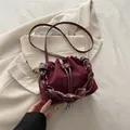 Bolso saco de gamuza burdeos con asa trenzada y cierre de cordón para mujer - Rojo