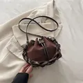 Bolso cubo de ante marrón oscuro con asa trenzada y parche de cuero Fashion Bags - Marrón