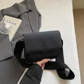 Bolso bandolera rectangular negro mate con correa ancha y relieve de moda - Negro