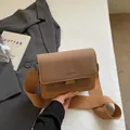 Bolso bandolera marrón retro mate con correa ancha y diseño cuadrado de moda actual - Caqui