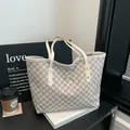 Bolso tote minimalista con estampado de monograma gris y detalle de lazo dorado elegante - Blanco